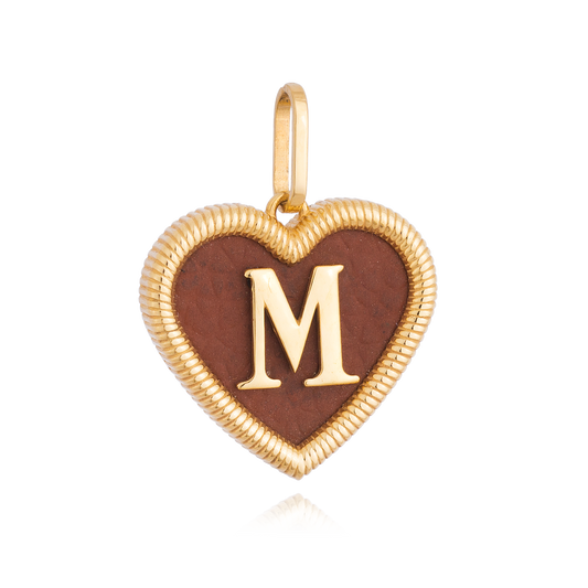 PINGENTE CORAÇÃO COM PLACA DE COURO E LETRA EM OURO