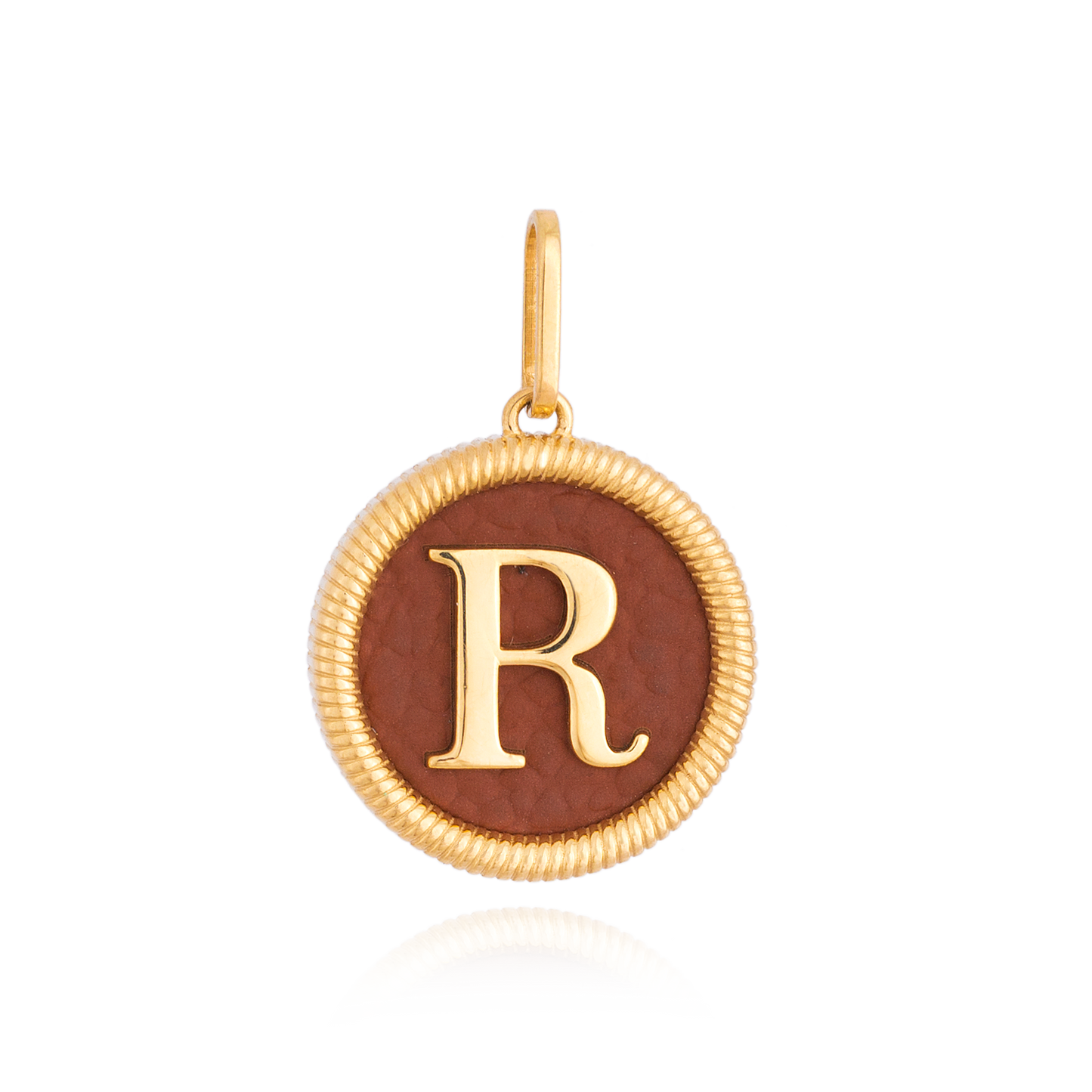 PINGENTE REDONDO COM PLACA DE COURO E LETRA EM OURO