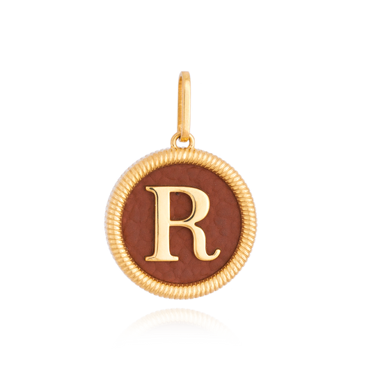 PINGENTE REDONDO COM PLACA DE COURO E LETRA EM OURO